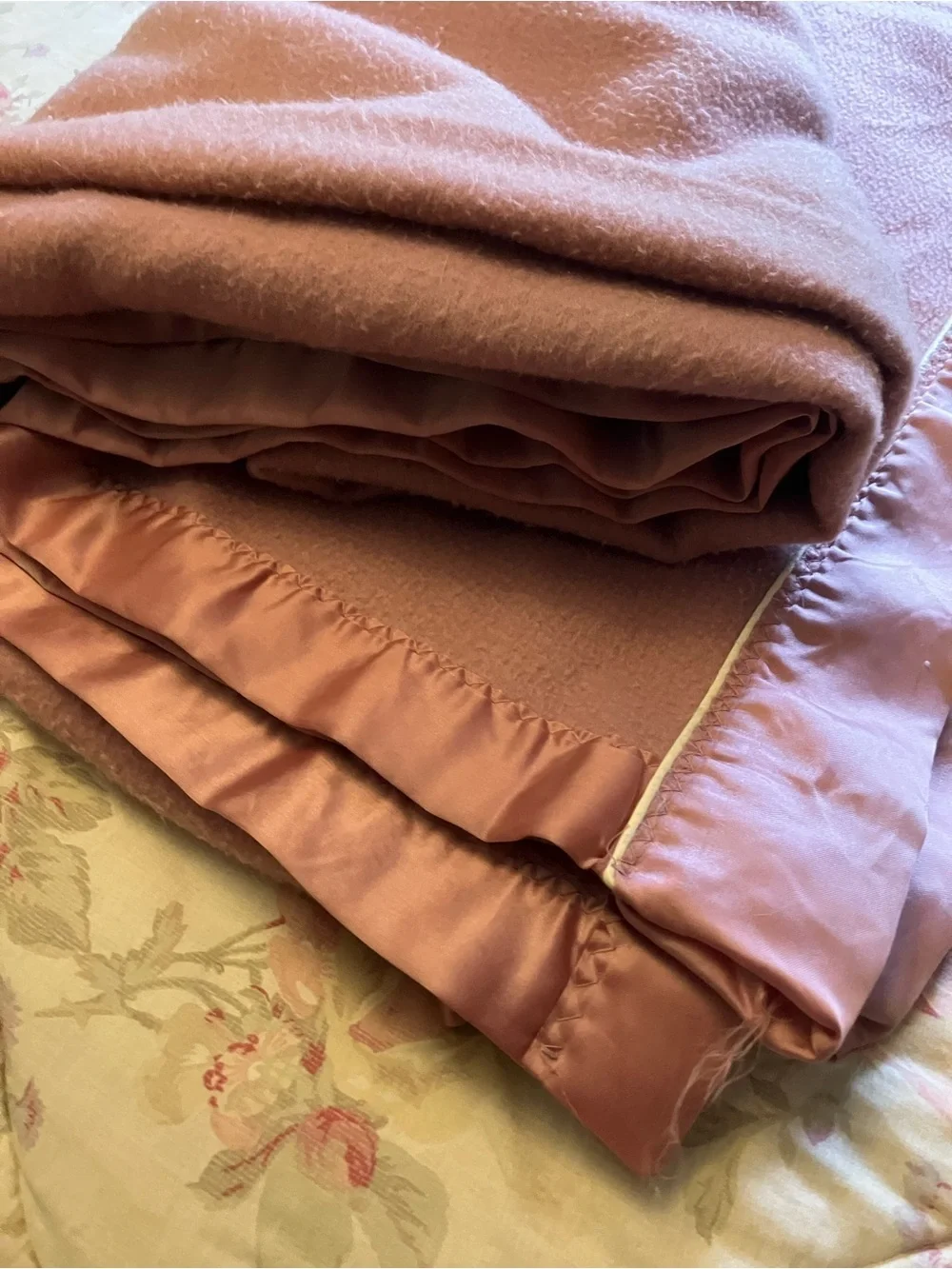 King satin trimmed acrylic thick blanket pink / mauve